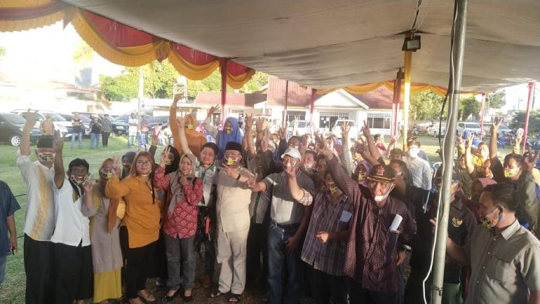 Foto bersama Rohidin Mersyah