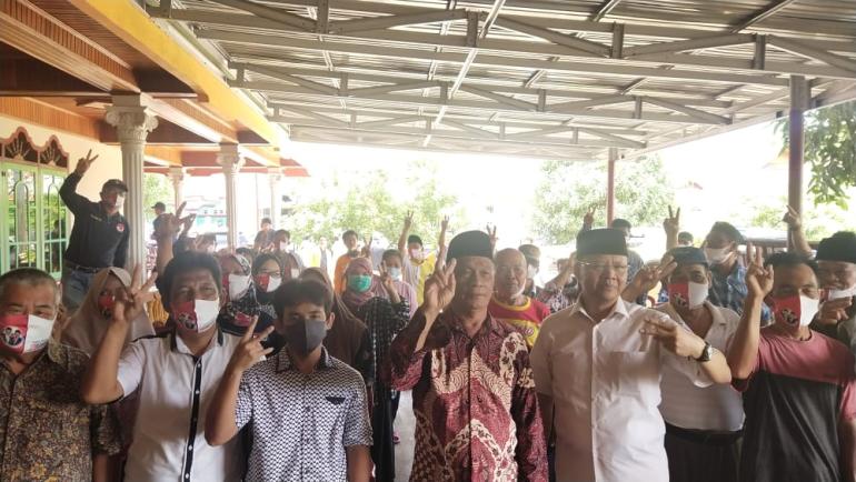 Foto bersama Rohidin Mersyah