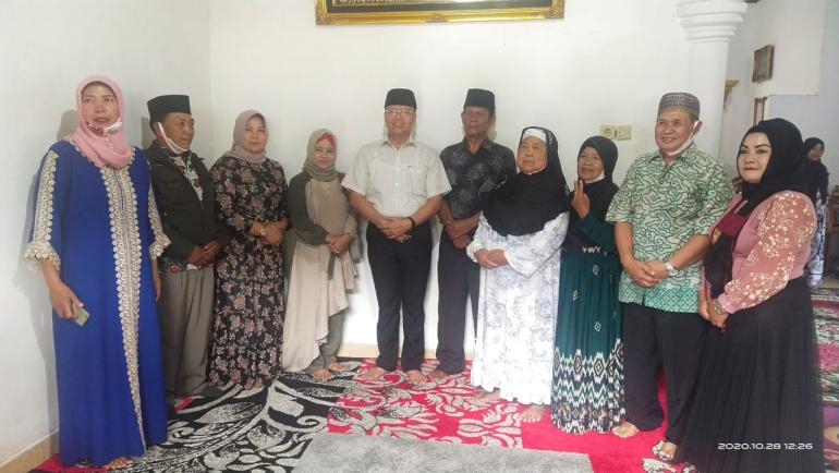 Foto bersama Rohidin Mersyah