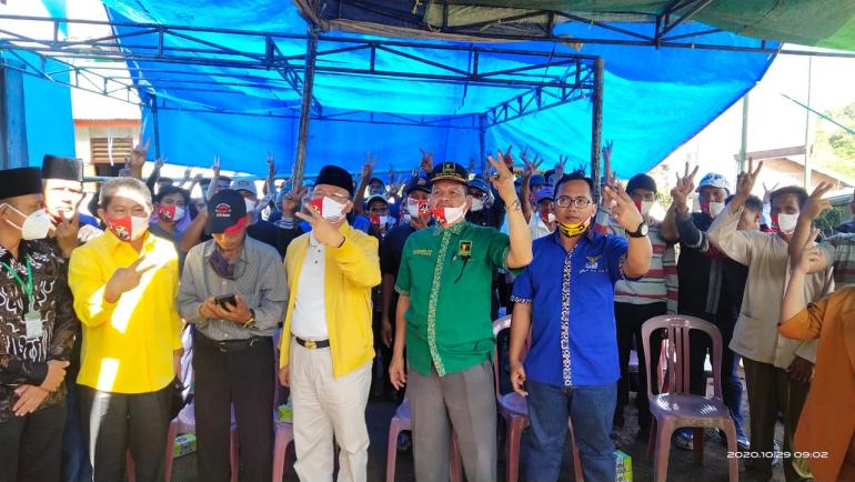 Foto bersama Rohidin Mersyah