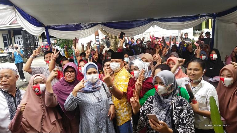 Foto bersama Rohidin Mersyah