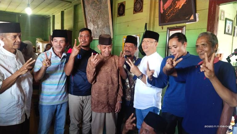 Foto bersama Rohidin Mersyah