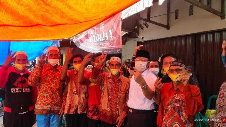 Foto bersama Rohidin Mersyah