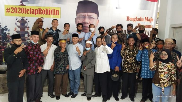 Foto bersama Rohidin Mersyah