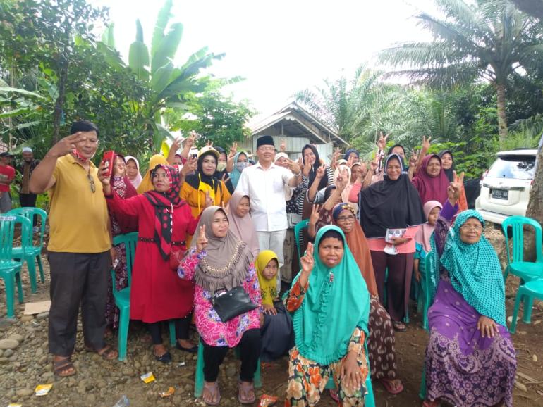 Foto bersama Rohidin Mersyah