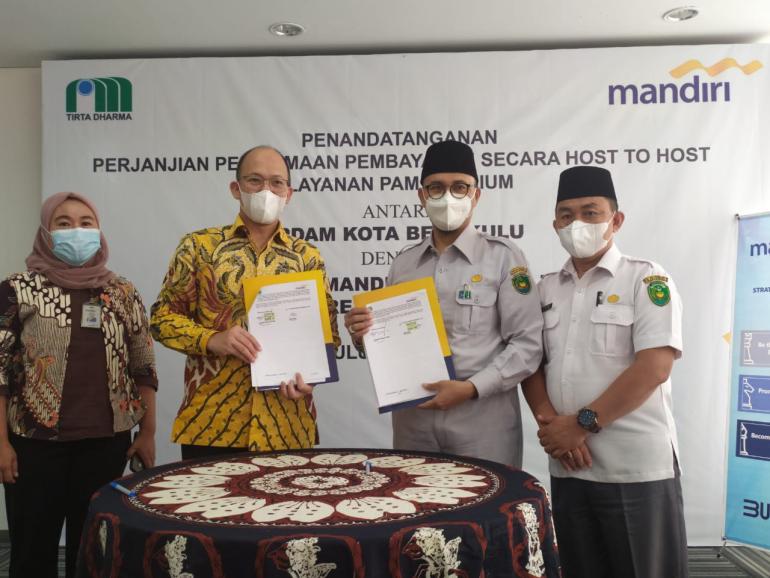 Direktur PDAM Kota Bengkulu bersama Bank Mandiri