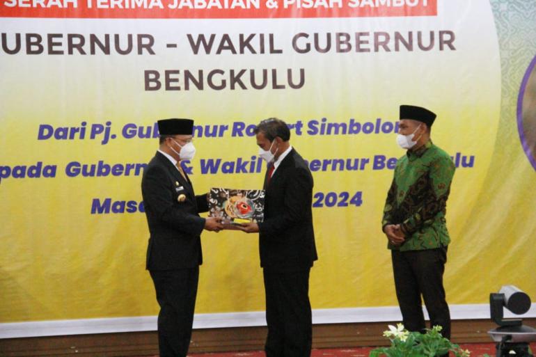 Gubernur Rohidin Terima Memori Jabatan dari Pj Gubernur Bengkulu