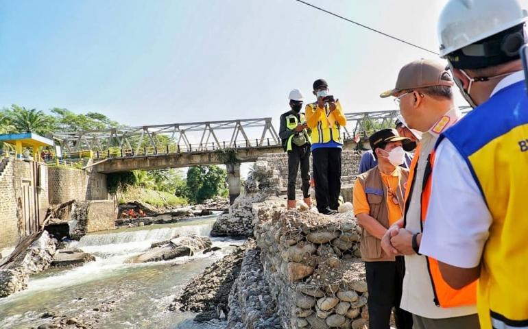  Gubernur Rohidin Tinjau Saluran Irigasi Palak Bengkerung