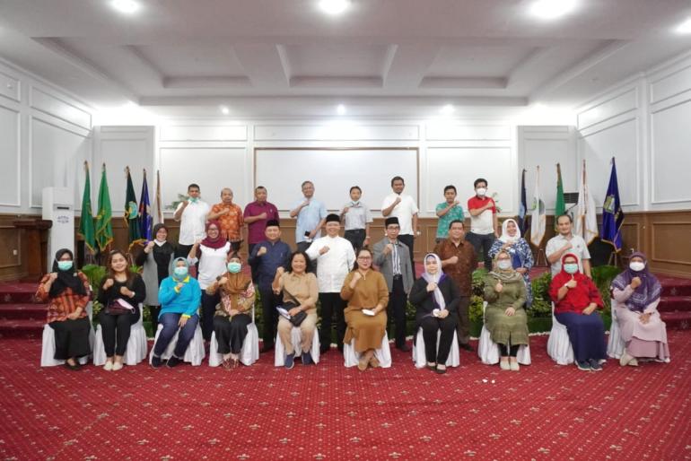 Foto bersama Rohidin Mersyah