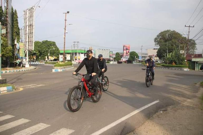Jaga Kebugaran Gubernur Rohidin Gowes dari Rumdin ke Gudang Bulog