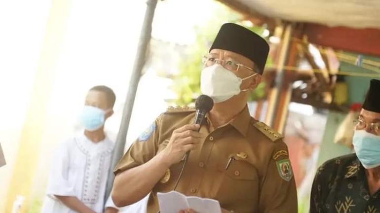 Melayat ke Rumah Duka Almarhum Nusirwan Gubernur Rohidin Sampaikan Belasungkawa