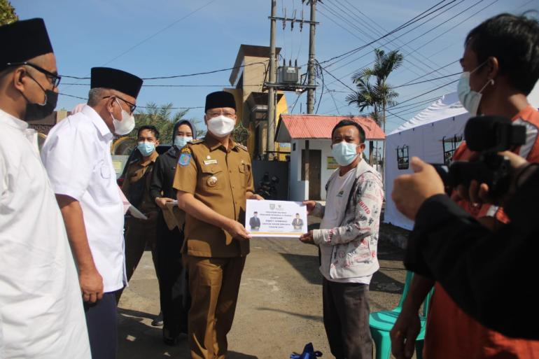 Gubernur Rohidin Minta Seluruh Elemen Bergerak Salurkan Paket Bantuan kepada Masyarakat