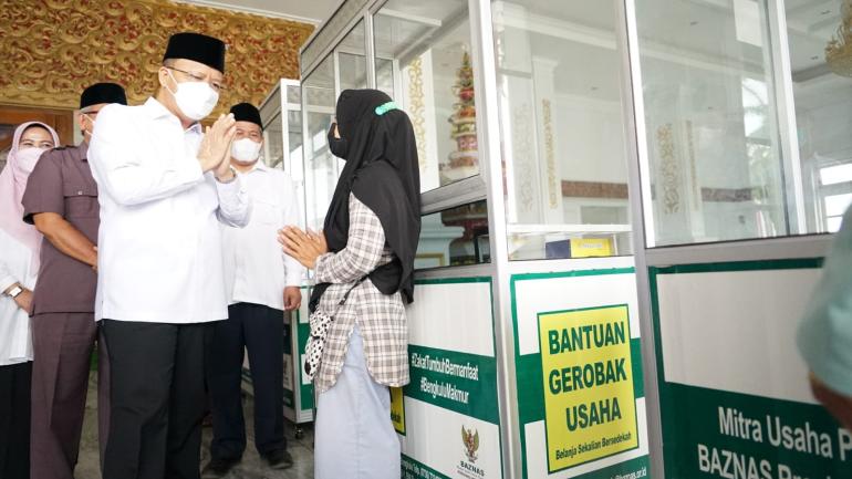 Gubernur Rohidin Salurkan Bantuan Zakat untuk Pendidikan dan UMKM