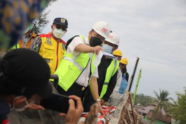 Jadi Pintu Masuk Ekonomi Rohidin Tinjau Progres Pembangunan Jembatan Pulau Baai 2
