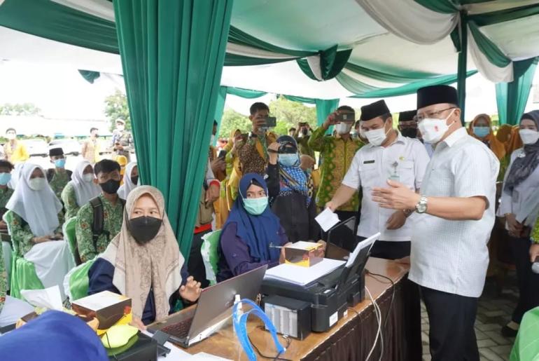 Tinjau Vaksinasi Pelajar Gubernur Rohidin: Kalau Kurang Sehat Jangan Dipaksakan