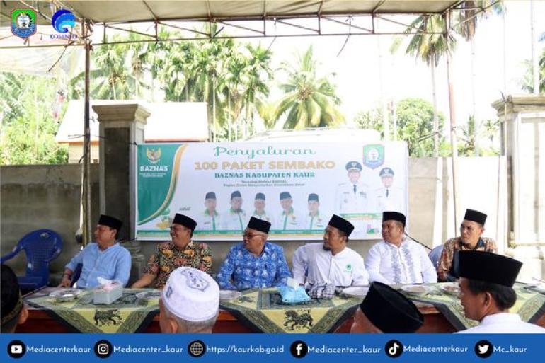Penyerahkan Paket Sembako Kepada 20 Orang Mustahik Di Desa Lubuk Gung