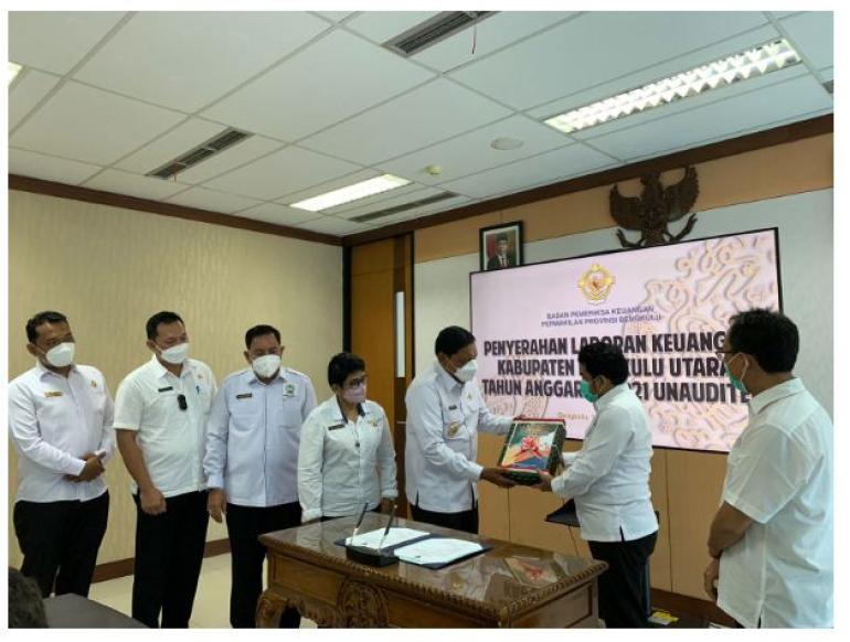 Target Pertahankan WTP Bupati BU Pertama Serahkan LKPD se-Provinsi BKL