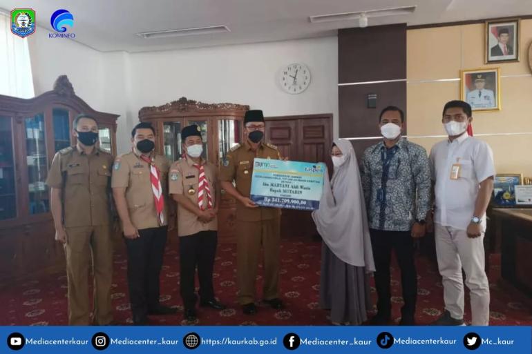 PT. Taspen Cabang Bengkulu Serahkan THT dan JKM kepada Ahli Waris ASN Kaur