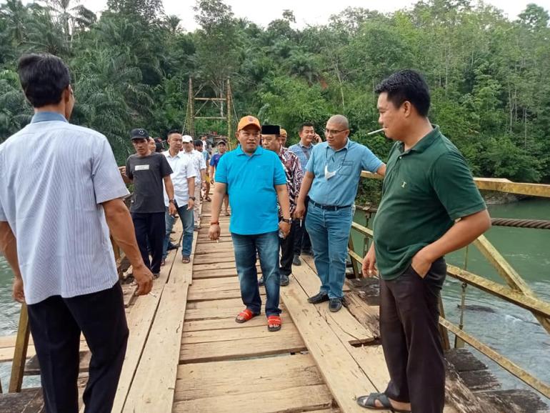 Bupati, Wabup Dan Sekda Seluma Meninjau Jembatan Rusak Akibat Banjir 