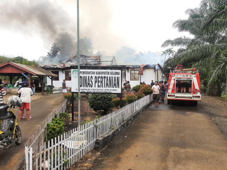 Tampak Pemadam Kebakaran Sudah Tiba di Dinas Pertanian