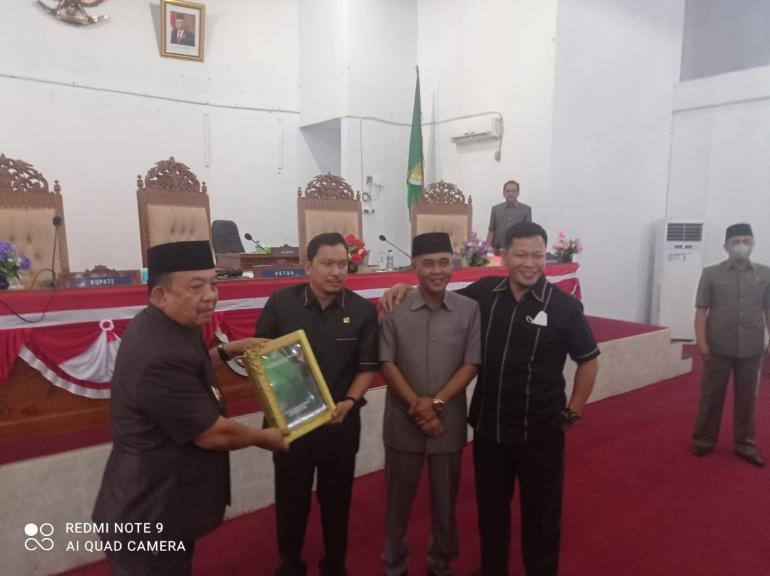 Penyerahan LKPJ Bupati ke Ketua DPRD 