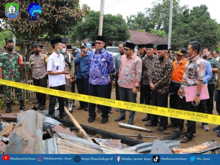  Bupati Kaur Menyerahkan Bantuan Kepada Korban Kebakaran
