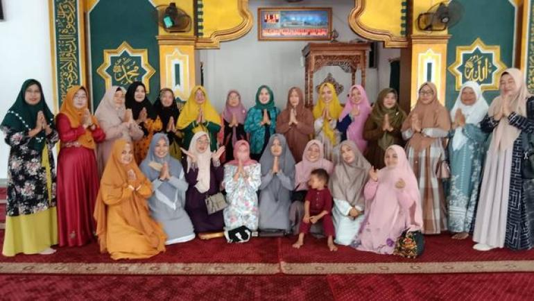 Jum'at Berkah Ketua TP PKK Kabupaten Seluma Laksanakan Kegiatan Pengajian, Bagi Sembako Dan Takjil