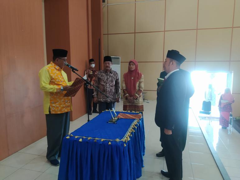 Rektor UINFAS Lantik Sri Ihsan sebagai Kabag Umum
