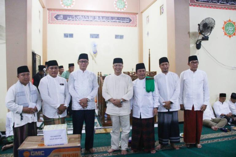 Foto bersama Rohidin Mersyah