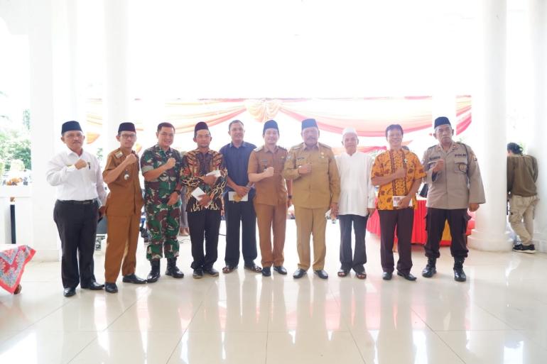 Bupati BU Bagikan Honorium Imam dan Pemuka Agama