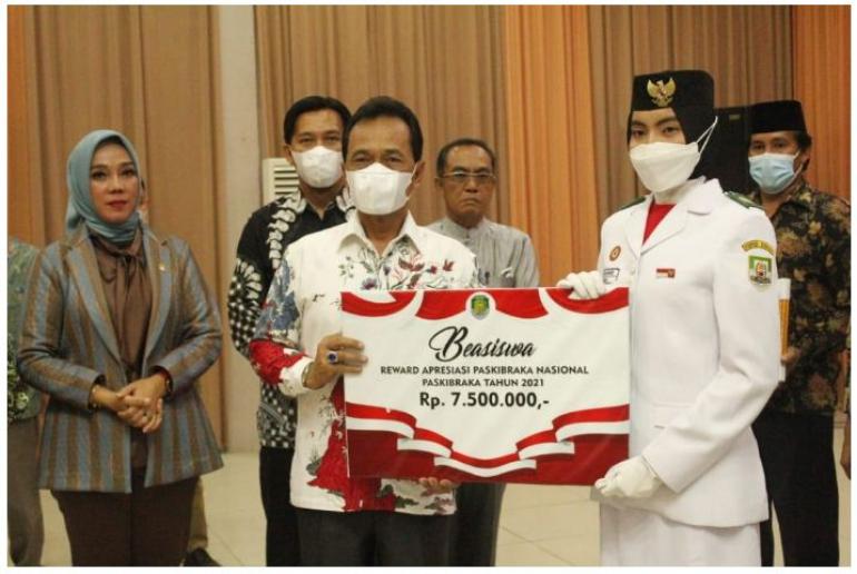 Sukses Pelaksanaan Pengibaran Bendera, Bupati Bengkulu Tengah Berikan Reward