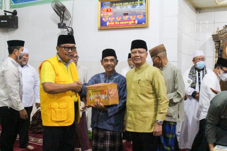 Penyerahan Bingkisan oleh Ketua DPD Bengkulu Selatan Reskan Efendi didampingi Ketua DPD Rohidin Mersyah