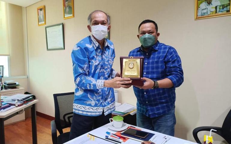 Penyerahan Cindra Mata Oleh Bupati