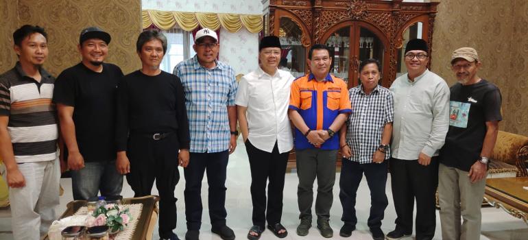 Foto bersama Rohidin Mersyah