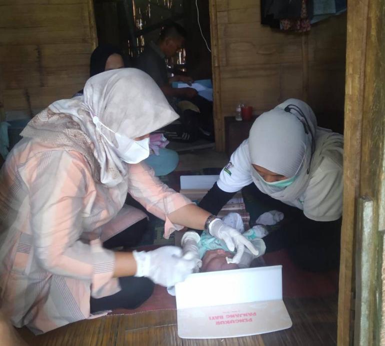 Ketua TPPS Seluma Kunjungi Bayi Yang Mengalami Masalah Gizi Dan Sedang Menderita Sakit Pneumonia