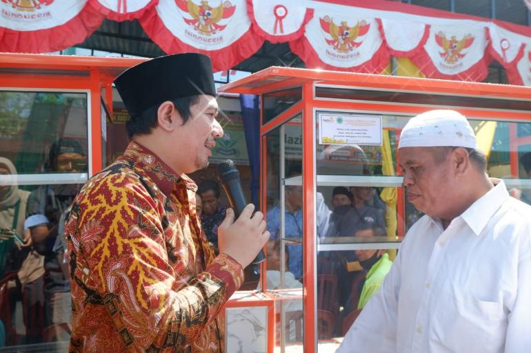 Wabup BU bagikan Gerobak usaha dan Paket Sembako