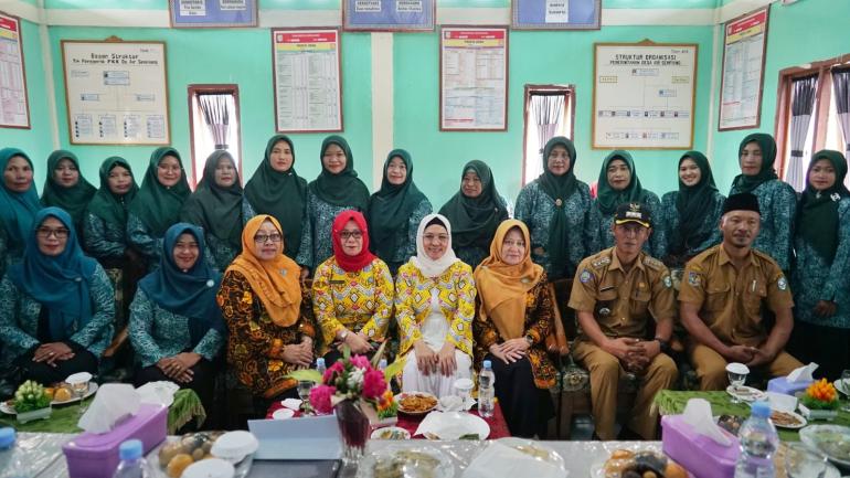 Foto Bersama Ketua TP PKK Derta Rohidin
