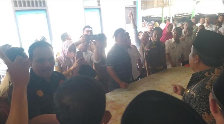 Tampak Anggota DPRD membuka segel