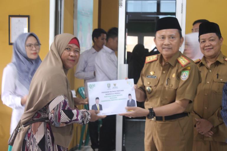 Pemprov Bengkulu Bersama BAZNAS Salurkan Zakat untuk Kaum Dhuafa