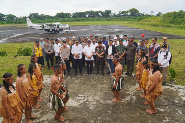 Tampak Kehadiran Kemenko Marves bersama Gubernur disambjt Tari Tradisional