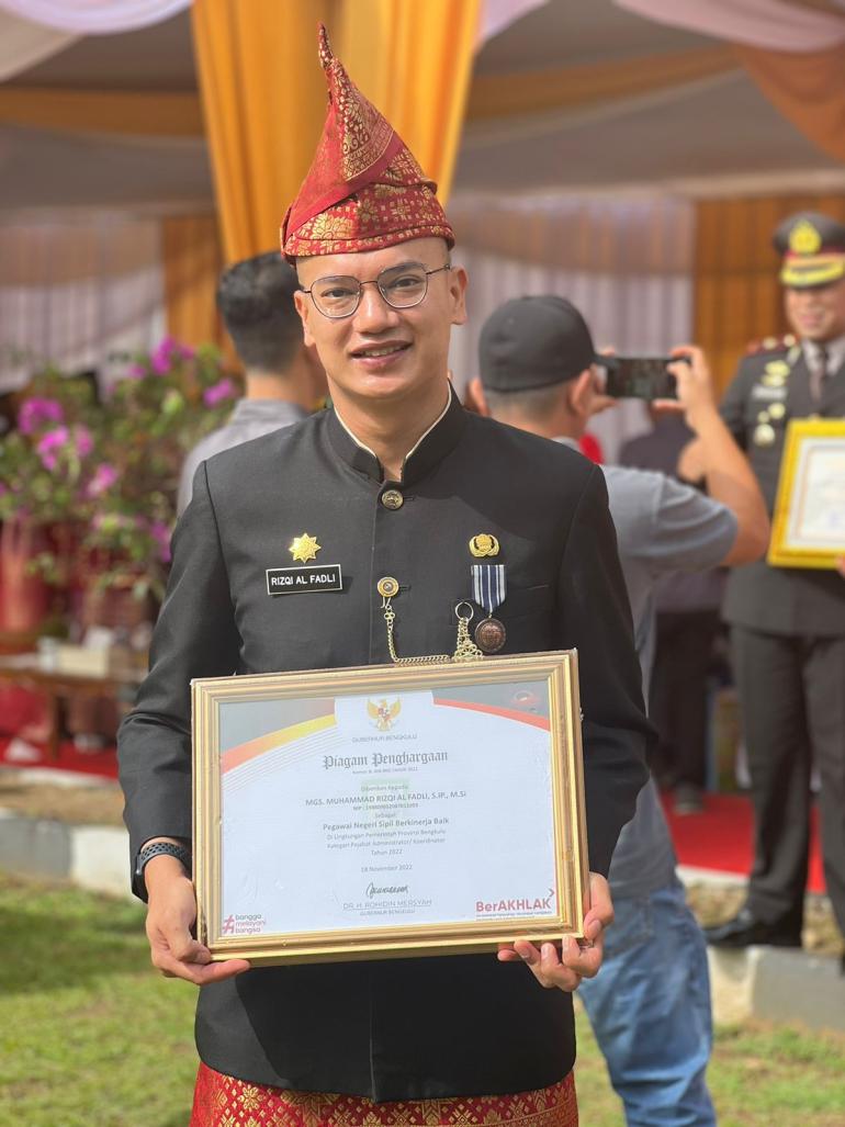 M Rizqi Al Fadli Raih Penghargaan PNS Berkinerja Baik