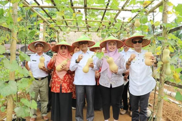 Panen Labu Madu, Bupati Sapuan Apresiasi KWT Sekar Tani Teras Terunjam 