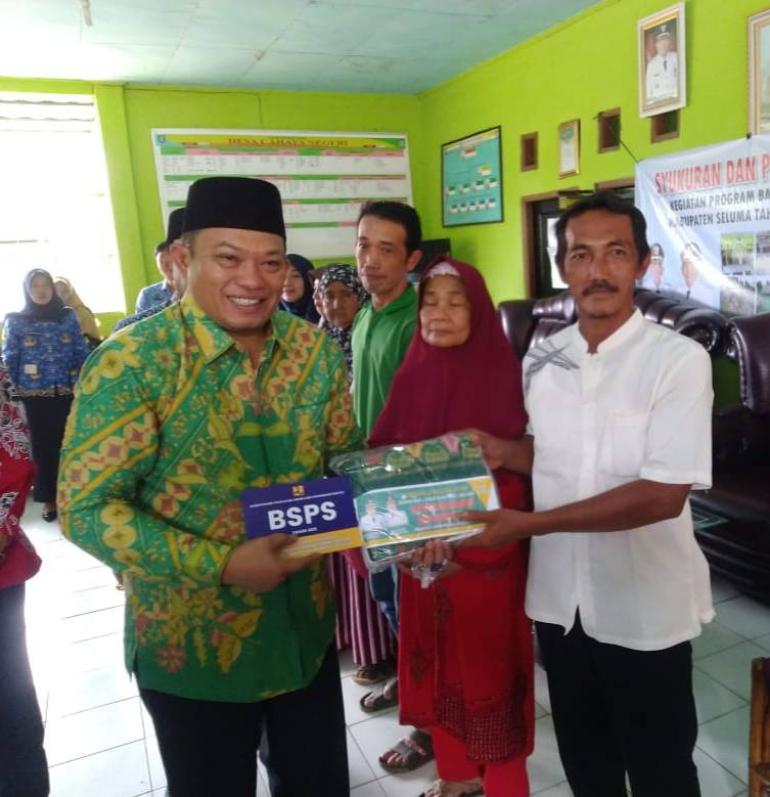 Bupati Seluma Erwin Octavian SE Menyerahkan Bantuan RTLH