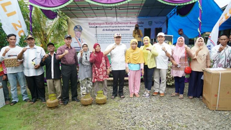Gubernur Rohidin Serahkan Bantuan Bedah Rumah, Alsintan hingga Kartu JKN KIS
