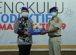 Gubernur Rohidin menyerahkan dukungan perlengkapan sarana olahraga Volly, berupa Net, Bola Volly