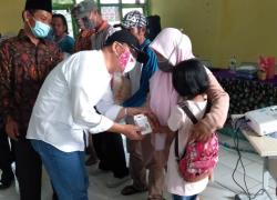 Gubernur Bengkulu Rohidin Mersyah menyerahkan Alat Bantu Dengar