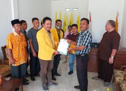 Tampak yudi menyerahkan Berkas Pendaftaran ke Panitia Musda