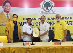 Penyerahan SK Kepengurusan Partai Golkar