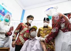 Menteri Kesehatan RI Budi Gunadi Sadikin bersama Gubernur Rohidin Mersyah meninjau pelaksanaan vaksinasi Covid-19