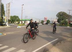 Jaga Kebugaran Gubernur Rohidin Gowes dari Rumdin ke Gudang Bulog
